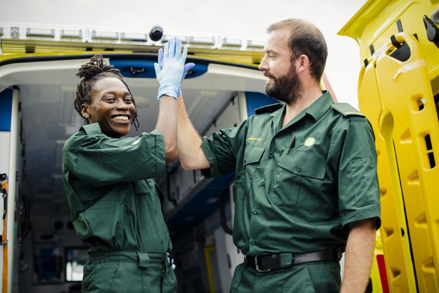 Equipe NSANTA com uniformes personalizados